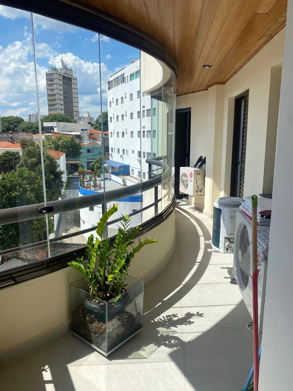 Apartamento à Venda – Parque da Mooca  São Paulo – 156m²  ✨ Destaques do Imóvel:  3 Dormitórios 2 Suítes, sendo 1 com Closet  3 Vagas de Garagem Fixas  Sala de Estar e Jantar Integradas  Cozinha Americana  Lavabo  Lavanderia + Dependência de Empregada com Banheiro  Varanda Envidraçada  Ar-condicionado nos dormitórios e na sala.