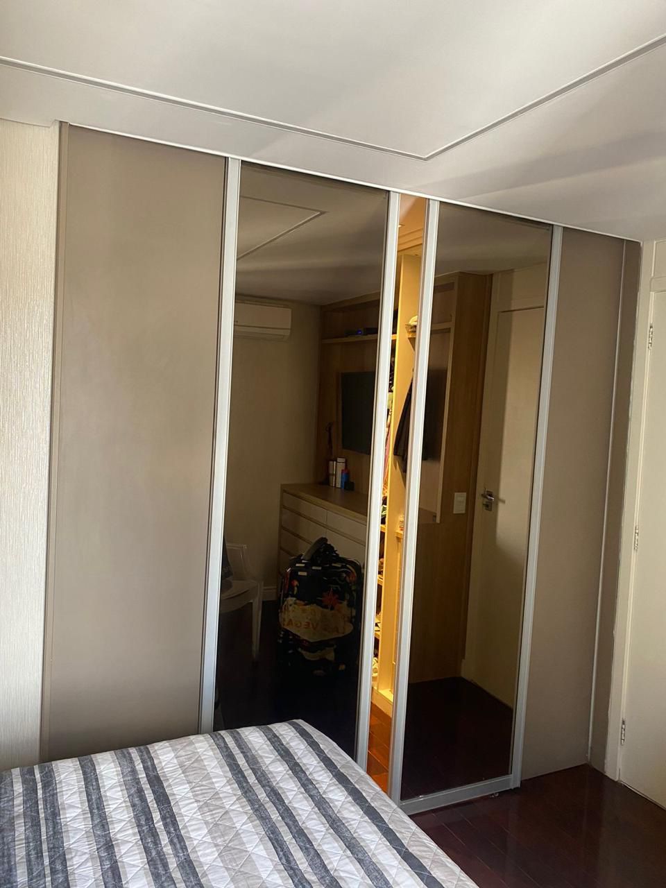 Apartamento à Venda – Parque da Mooca  São Paulo – 156m²  ✨ Destaques do Imóvel:  3 Dormitórios 2 Suítes, sendo 1 com Closet  3 Vagas de Garagem Fixas  Sala de Estar e Jantar Integradas  Cozinha Americana  Lavabo  Lavanderia + Dependência de Empregada com Banheiro  Varanda Envidraçada  Ar-condicionado nos dormitórios e na sala.