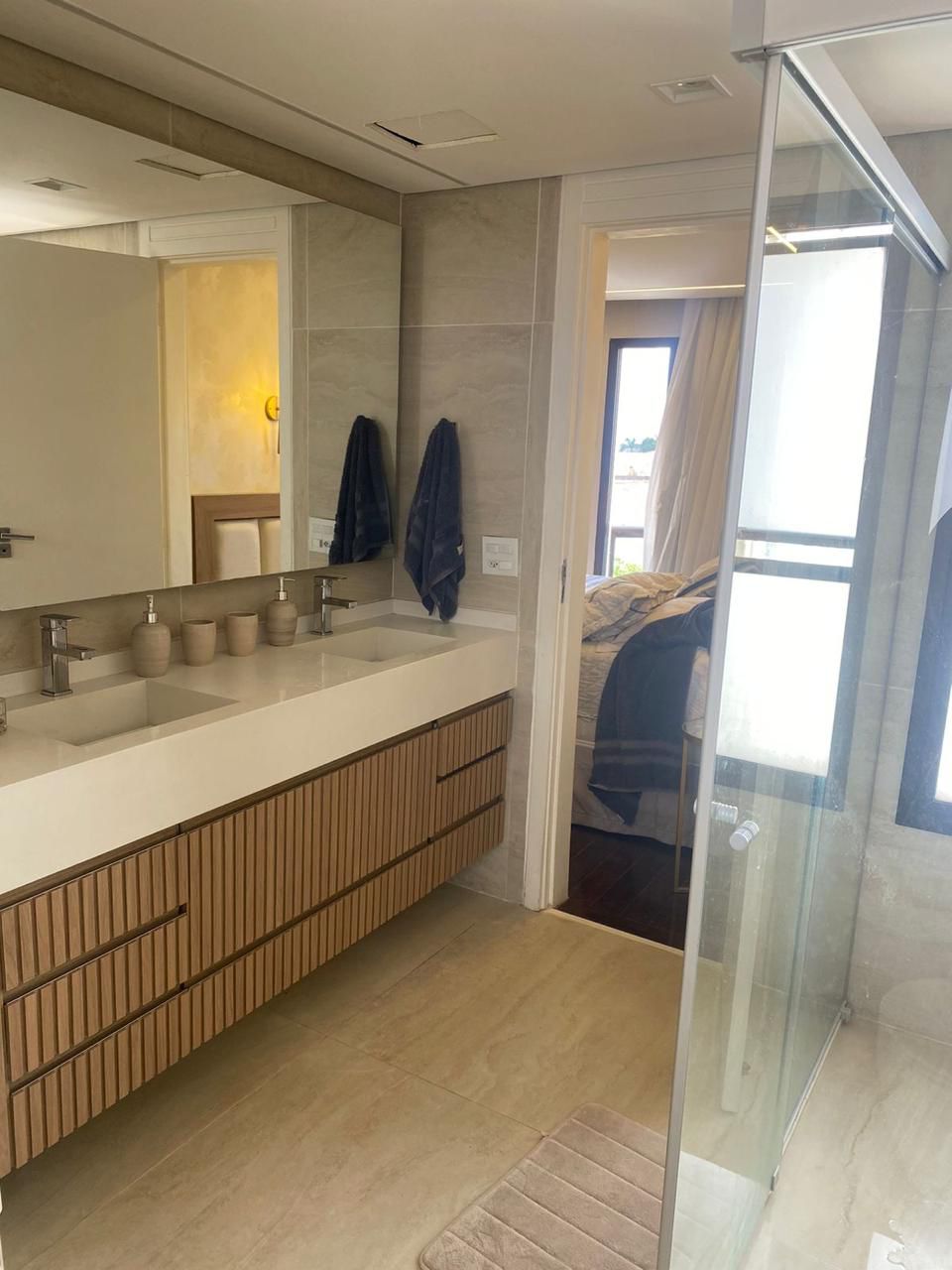 Apartamento à Venda – Parque da Mooca  São Paulo – 156m²  ✨ Destaques do Imóvel:  3 Dormitórios 2 Suítes, sendo 1 com Closet  3 Vagas de Garagem Fixas  Sala de Estar e Jantar Integradas  Cozinha Americana  Lavabo  Lavanderia + Dependência de Empregada com Banheiro  Varanda Envidraçada  Ar-condicionado nos dormitórios e na sala.