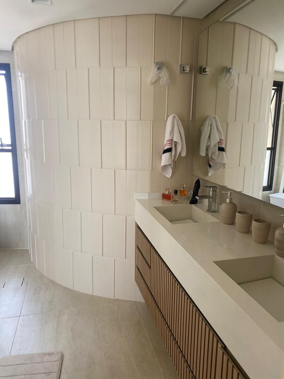 Apartamento à Venda – Parque da Mooca  São Paulo – 156m²  ✨ Destaques do Imóvel:  3 Dormitórios 2 Suítes, sendo 1 com Closet  3 Vagas de Garagem Fixas  Sala de Estar e Jantar Integradas  Cozinha Americana  Lavabo  Lavanderia + Dependência de Empregada com Banheiro  Varanda Envidraçada  Ar-condicionado nos dormitórios e na sala.