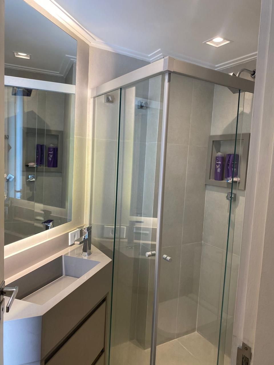 Apartamento à Venda – Parque da Mooca  São Paulo – 156m²  ✨ Destaques do Imóvel:  3 Dormitórios 2 Suítes, sendo 1 com Closet  3 Vagas de Garagem Fixas  Sala de Estar e Jantar Integradas  Cozinha Americana  Lavabo  Lavanderia + Dependência de Empregada com Banheiro  Varanda Envidraçada  Ar-condicionado nos dormitórios e na sala.