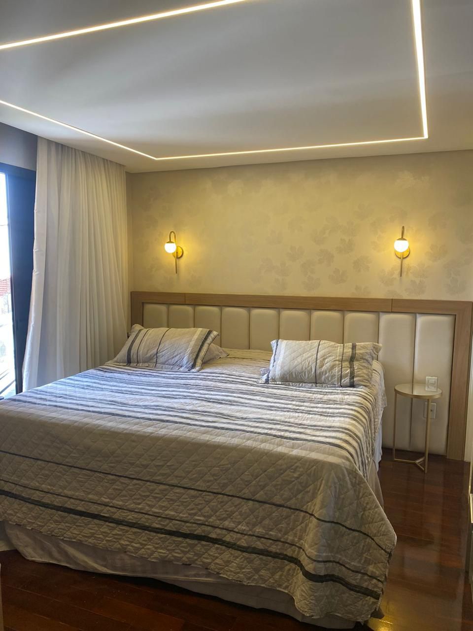 Apartamento à Venda – Parque da Mooca  São Paulo – 156m²  ✨ Destaques do Imóvel:  3 Dormitórios 2 Suítes, sendo 1 com Closet  3 Vagas de Garagem Fixas  Sala de Estar e Jantar Integradas  Cozinha Americana  Lavabo  Lavanderia + Dependência de Empregada com Banheiro  Varanda Envidraçada  Ar-condicionado nos dormitórios e na sala.