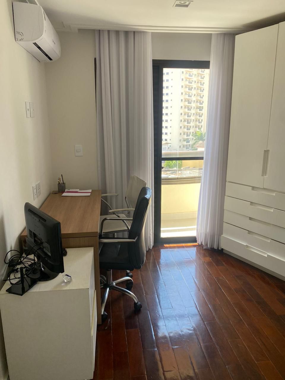 Apartamento à Venda – Parque da Mooca  São Paulo – 156m²  ✨ Destaques do Imóvel:  3 Dormitórios 2 Suítes, sendo 1 com Closet  3 Vagas de Garagem Fixas  Sala de Estar e Jantar Integradas  Cozinha Americana  Lavabo  Lavanderia + Dependência de Empregada com Banheiro  Varanda Envidraçada  Ar-condicionado nos dormitórios e na sala.