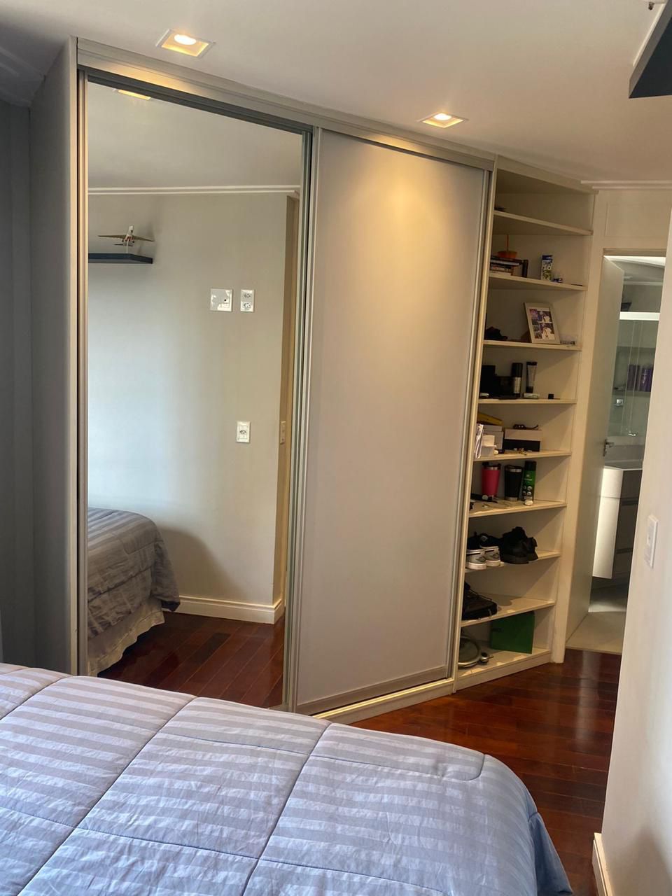 Apartamento à Venda – Parque da Mooca  São Paulo – 156m²  ✨ Destaques do Imóvel:  3 Dormitórios 2 Suítes, sendo 1 com Closet  3 Vagas de Garagem Fixas  Sala de Estar e Jantar Integradas  Cozinha Americana  Lavabo  Lavanderia + Dependência de Empregada com Banheiro  Varanda Envidraçada  Ar-condicionado nos dormitórios e na sala.