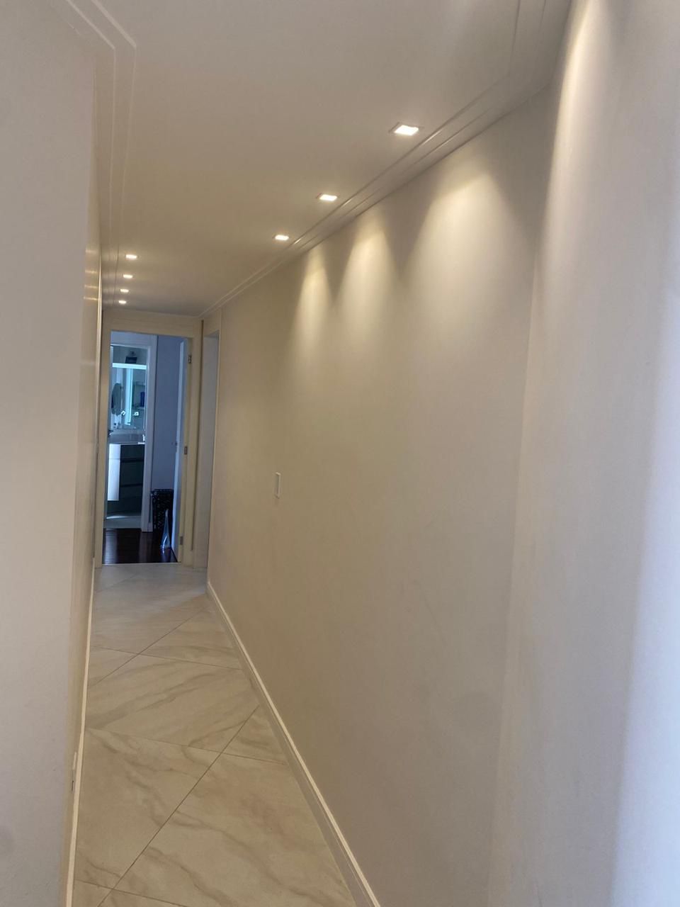 Apartamento à Venda – Parque da Mooca  São Paulo – 156m²  ✨ Destaques do Imóvel:  3 Dormitórios 2 Suítes, sendo 1 com Closet  3 Vagas de Garagem Fixas  Sala de Estar e Jantar Integradas  Cozinha Americana  Lavabo  Lavanderia + Dependência de Empregada com Banheiro  Varanda Envidraçada  Ar-condicionado nos dormitórios e na sala.