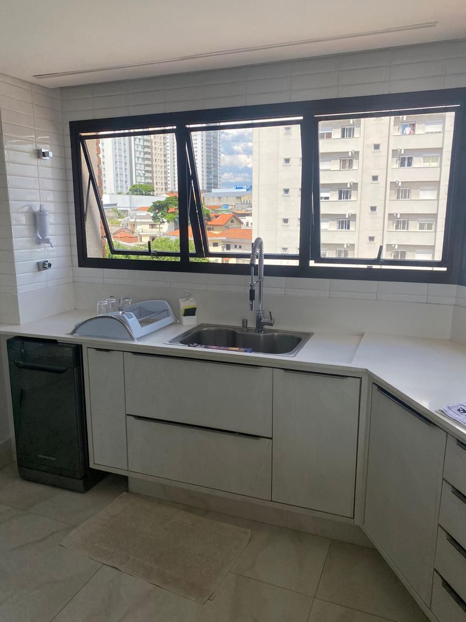 Apartamento à Venda – Parque da Mooca  São Paulo – 156m²  ✨ Destaques do Imóvel:  3 Dormitórios 2 Suítes, sendo 1 com Closet  3 Vagas de Garagem Fixas  Sala de Estar e Jantar Integradas  Cozinha Americana  Lavabo  Lavanderia + Dependência de Empregada com Banheiro  Varanda Envidraçada  Ar-condicionado nos dormitórios e na sala.