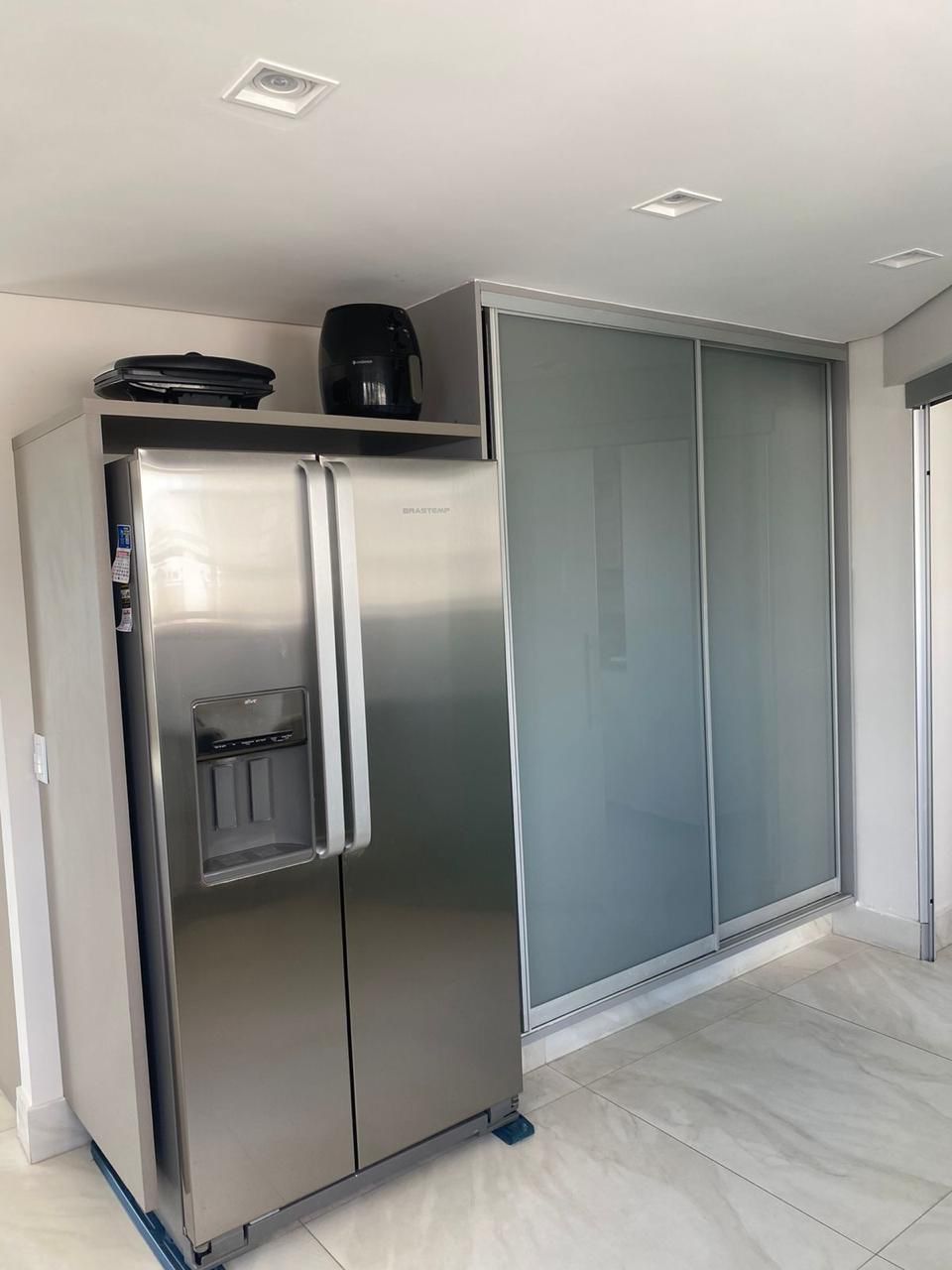 Apartamento à Venda – Parque da Mooca  São Paulo – 156m²  ✨ Destaques do Imóvel:  3 Dormitórios 2 Suítes, sendo 1 com Closet  3 Vagas de Garagem Fixas  Sala de Estar e Jantar Integradas  Cozinha Americana  Lavabo  Lavanderia + Dependência de Empregada com Banheiro  Varanda Envidraçada  Ar-condicionado nos dormitórios e na sala.