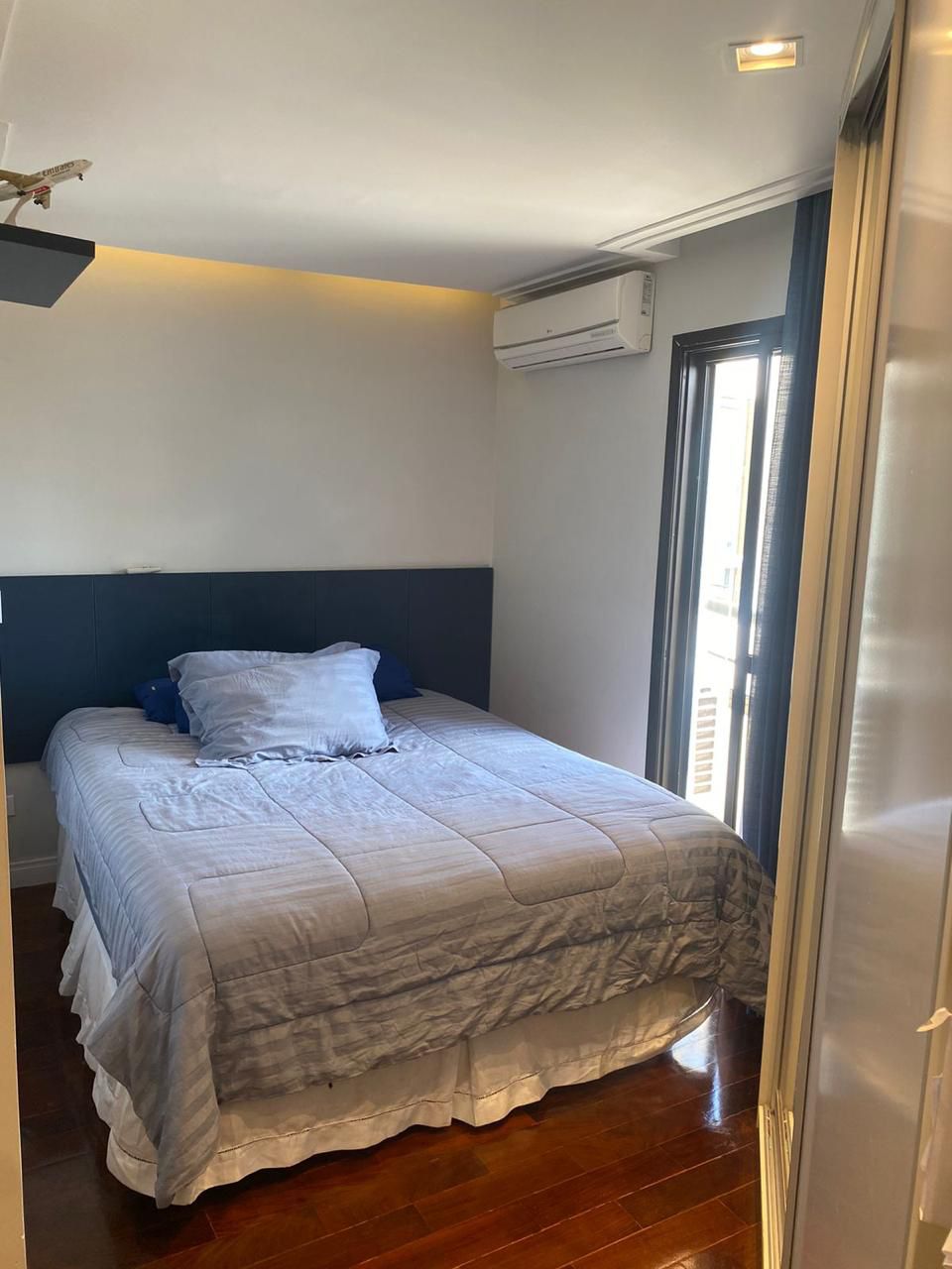 Apartamento à Venda – Parque da Mooca  São Paulo – 156m²  ✨ Destaques do Imóvel:  3 Dormitórios 2 Suítes, sendo 1 com Closet  3 Vagas de Garagem Fixas  Sala de Estar e Jantar Integradas  Cozinha Americana  Lavabo  Lavanderia + Dependência de Empregada com Banheiro  Varanda Envidraçada  Ar-condicionado nos dormitórios e na sala.