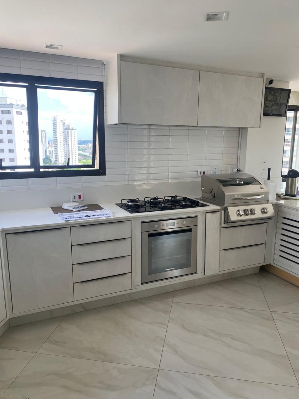 Apartamento à Venda – Parque da Mooca  São Paulo – 156m²  ✨ Destaques do Imóvel:  3 Dormitórios 2 Suítes, sendo 1 com Closet  3 Vagas de Garagem Fixas  Sala de Estar e Jantar Integradas  Cozinha Americana  Lavabo  Lavanderia + Dependência de Empregada com Banheiro  Varanda Envidraçada  Ar-condicionado nos dormitórios e na sala.
