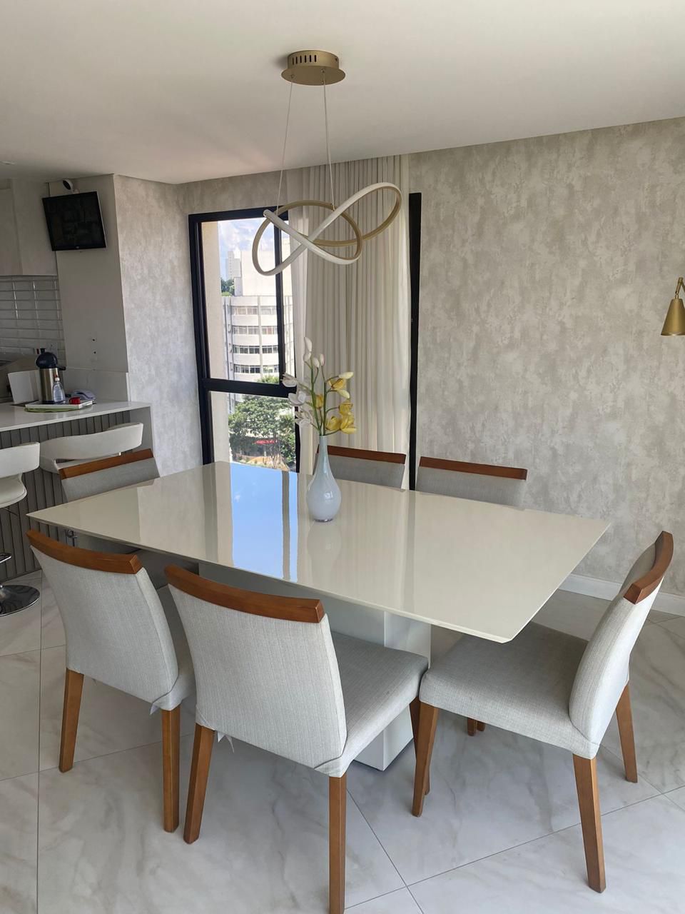 Apartamento à Venda – Parque da Mooca  São Paulo – 156m²  ✨ Destaques do Imóvel:  3 Dormitórios 2 Suítes, sendo 1 com Closet  3 Vagas de Garagem Fixas  Sala de Estar e Jantar Integradas  Cozinha Americana  Lavabo  Lavanderia + Dependência de Empregada com Banheiro  Varanda Envidraçada  Ar-condicionado nos dormitórios e na sala.