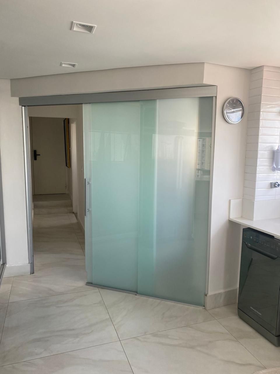 Apartamento à Venda – Parque da Mooca  São Paulo – 156m²  ✨ Destaques do Imóvel:  3 Dormitórios 2 Suítes, sendo 1 com Closet  3 Vagas de Garagem Fixas  Sala de Estar e Jantar Integradas  Cozinha Americana  Lavabo  Lavanderia + Dependência de Empregada com Banheiro  Varanda Envidraçada  Ar-condicionado nos dormitórios e na sala.