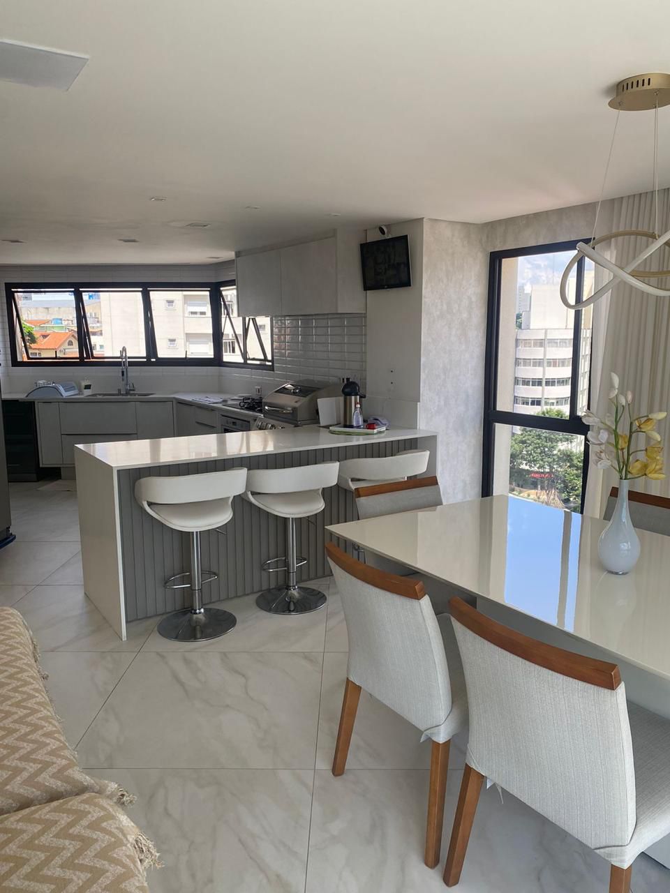 Apartamento à Venda – Parque da Mooca  São Paulo – 156m²  ✨ Destaques do Imóvel:  3 Dormitórios 2 Suítes, sendo 1 com Closet  3 Vagas de Garagem Fixas  Sala de Estar e Jantar Integradas  Cozinha Americana  Lavabo  Lavanderia + Dependência de Empregada com Banheiro  Varanda Envidraçada  Ar-condicionado nos dormitórios e na sala.