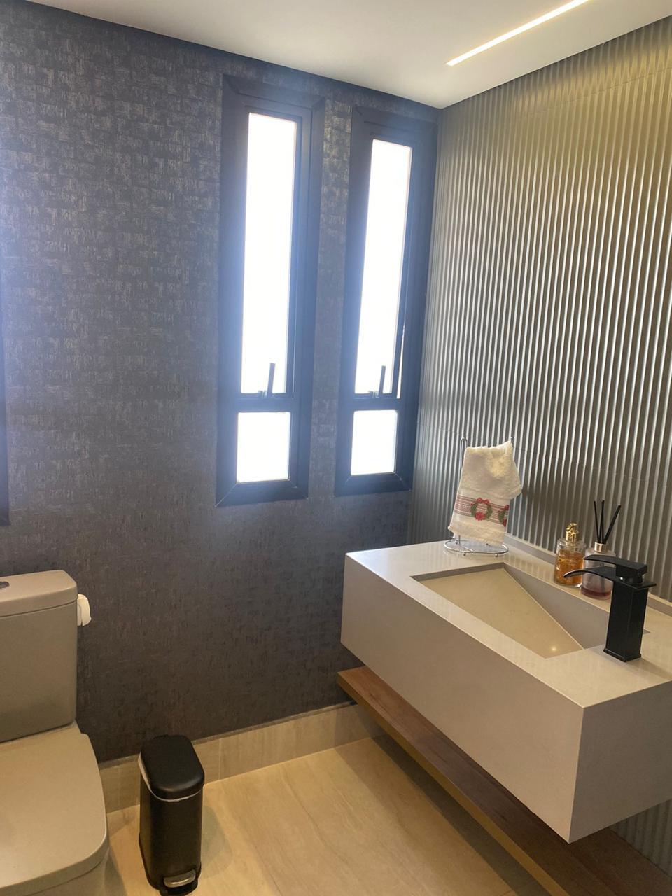 Apartamento à Venda – Parque da Mooca  São Paulo – 156m²  ✨ Destaques do Imóvel:  3 Dormitórios 2 Suítes, sendo 1 com Closet  3 Vagas de Garagem Fixas  Sala de Estar e Jantar Integradas  Cozinha Americana  Lavabo  Lavanderia + Dependência de Empregada com Banheiro  Varanda Envidraçada  Ar-condicionado nos dormitórios e na sala.