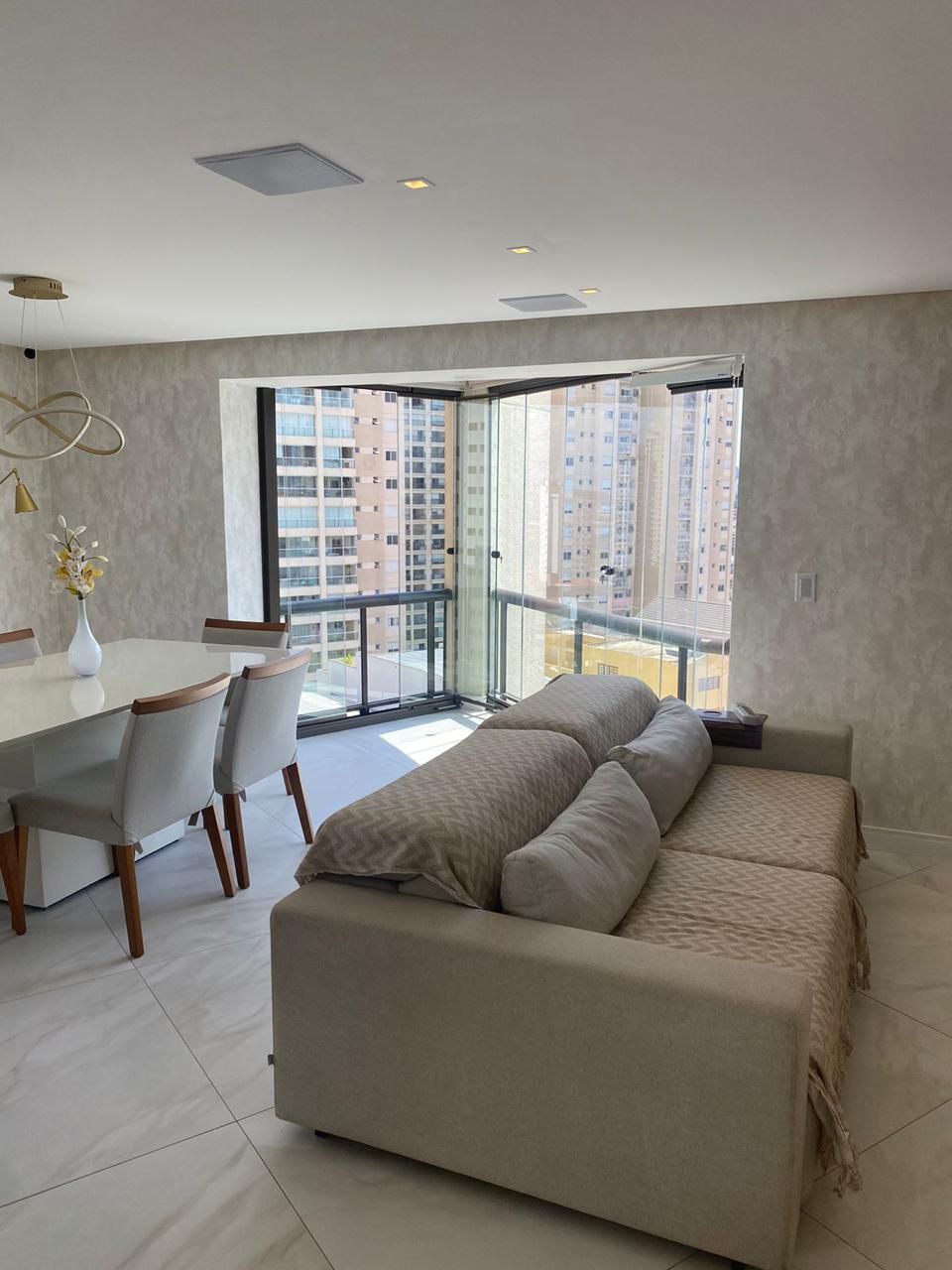 Apartamento à Venda – Parque da Mooca  São Paulo – 156m²  ✨ Destaques do Imóvel:  3 Dormitórios 2 Suítes, sendo 1 com Closet  3 Vagas de Garagem Fixas  Sala de Estar e Jantar Integradas  Cozinha Americana  Lavabo  Lavanderia + Dependência de Empregada com Banheiro  Varanda Envidraçada  Ar-condicionado nos dormitórios e na sala.