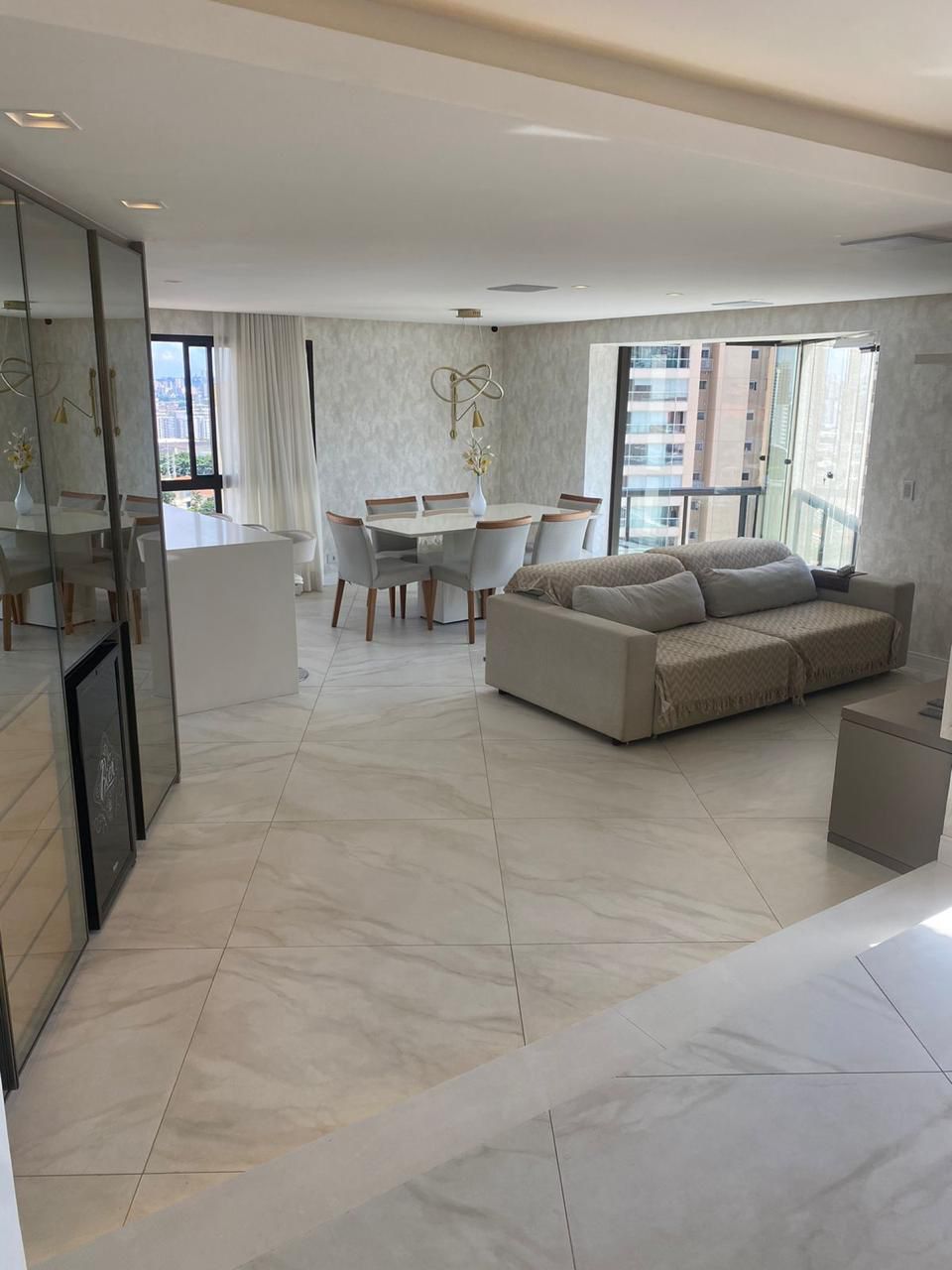 Apartamento à Venda – Parque da Mooca  São Paulo – 156m²  ✨ Destaques do Imóvel:  3 Dormitórios 2 Suítes, sendo 1 com Closet  3 Vagas de Garagem Fixas  Sala de Estar e Jantar Integradas  Cozinha Americana  Lavabo  Lavanderia + Dependência de Empregada com Banheiro  Varanda Envidraçada  Ar-condicionado nos dormitórios e na sala.