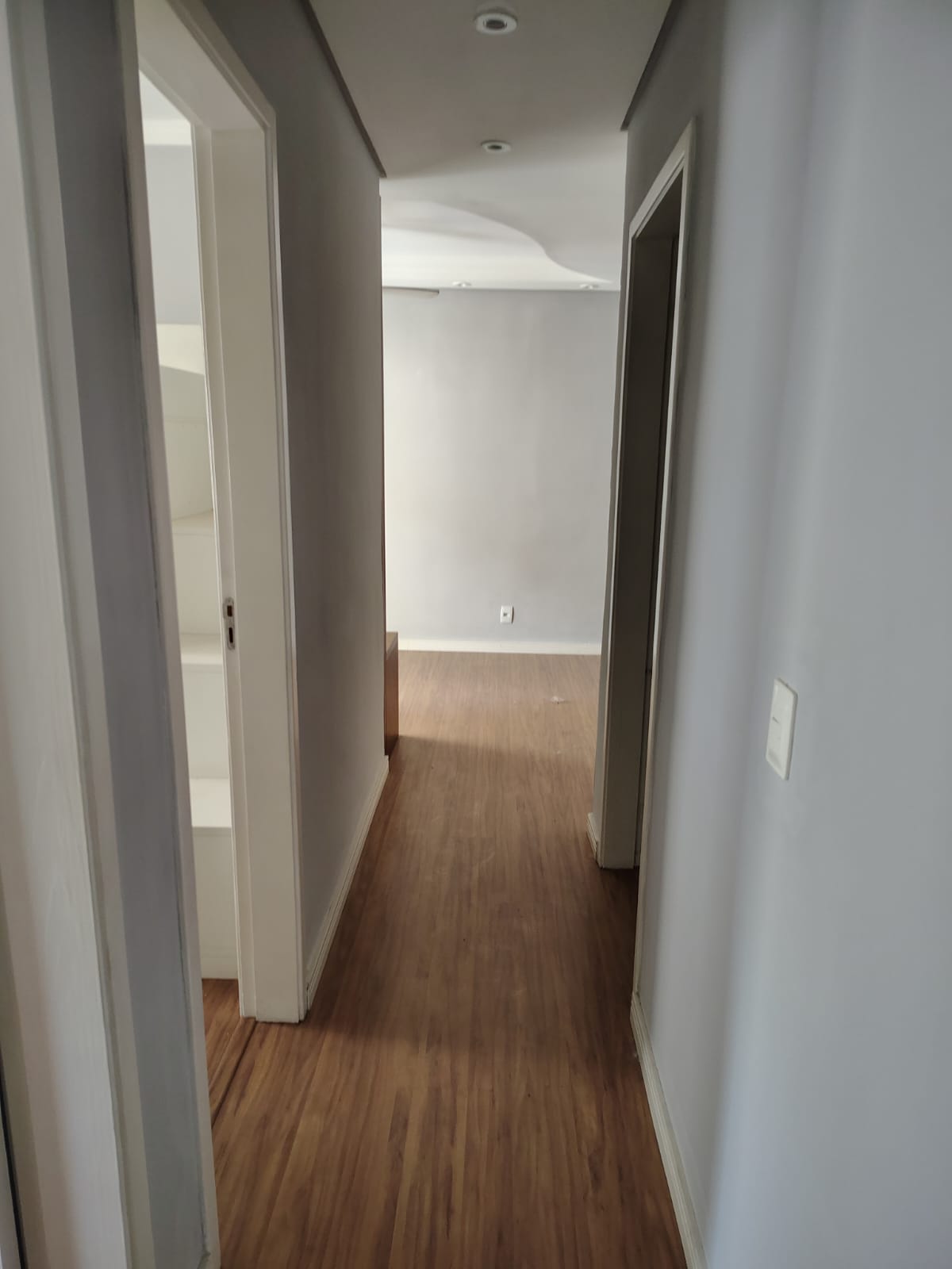  Apartamento Aconchegante e Mobiliado – 2 Dormitórios  Zona Norte  – 54m²  ✨ Pronto para morar! Este lindo apartamento combina conforto, praticidade  Localizado em  Zona Norte, é perfeito para quem busca qualidade de vida e bem-estar.   Área útil: 54 m²  2 dormitórios  1 vaga de garagem,  Sala de TV integrada à sala de jantar  Cozinha equipada  com fogão, forno e exaustor  Charmosa sacada.
