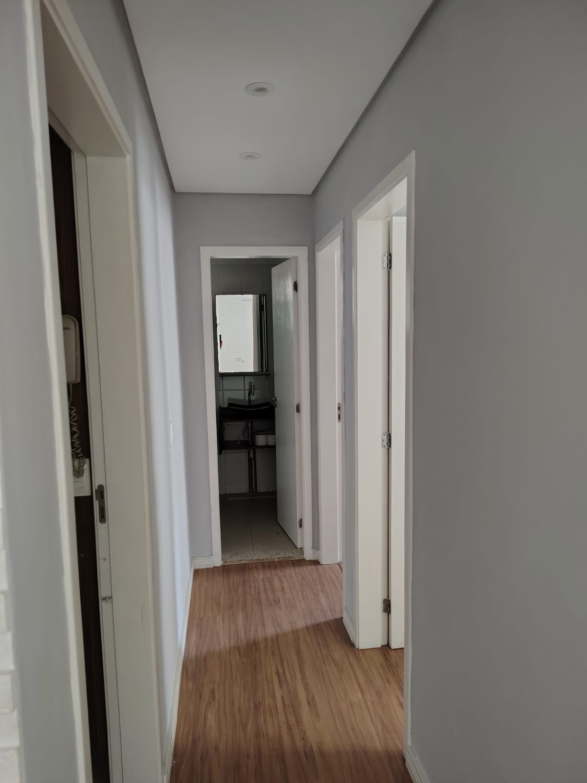  Apartamento Aconchegante e Mobiliado – 2 Dormitórios  Zona Norte  – 54m²  ✨ Pronto para morar! Este lindo apartamento combina conforto, praticidade  Localizado em  Zona Norte, é perfeito para quem busca qualidade de vida e bem-estar.   Área útil: 54 m²  2 dormitórios  1 vaga de garagem,  Sala de TV integrada à sala de jantar  Cozinha equipada  com fogão, forno e exaustor  Charmosa sacada.