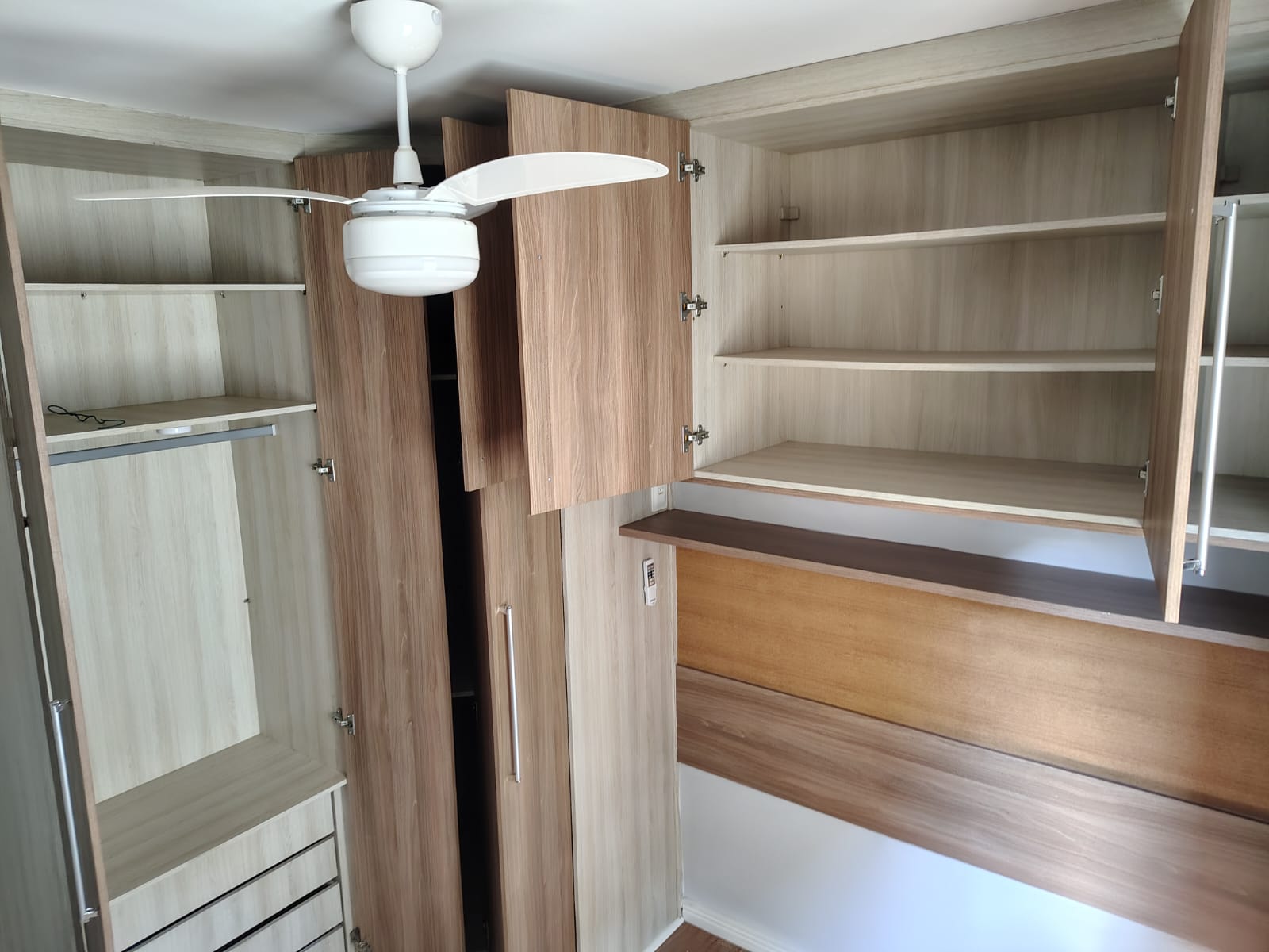  Apartamento Aconchegante e Mobiliado – 2 Dormitórios  Zona Norte  – 54m²  ✨ Pronto para morar! Este lindo apartamento combina conforto, praticidade  Localizado em  Zona Norte, é perfeito para quem busca qualidade de vida e bem-estar.   Área útil: 54 m²  2 dormitórios  1 vaga de garagem,  Sala de TV integrada à sala de jantar  Cozinha equipada  com fogão, forno e exaustor  Charmosa sacada.