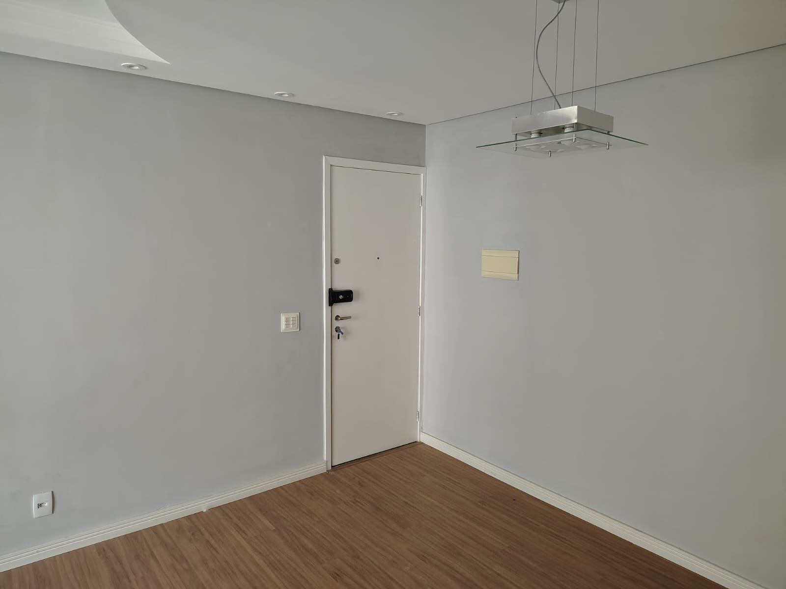  Apartamento Aconchegante e Mobiliado – 2 Dormitórios  Zona Norte  – 54m²  ✨ Pronto para morar! Este lindo apartamento combina conforto, praticidade  Localizado em  Zona Norte, é perfeito para quem busca qualidade de vida e bem-estar.   Área útil: 54 m²  2 dormitórios  1 vaga de garagem,  Sala de TV integrada à sala de jantar  Cozinha equipada  com fogão, forno e exaustor  Charmosa sacada.