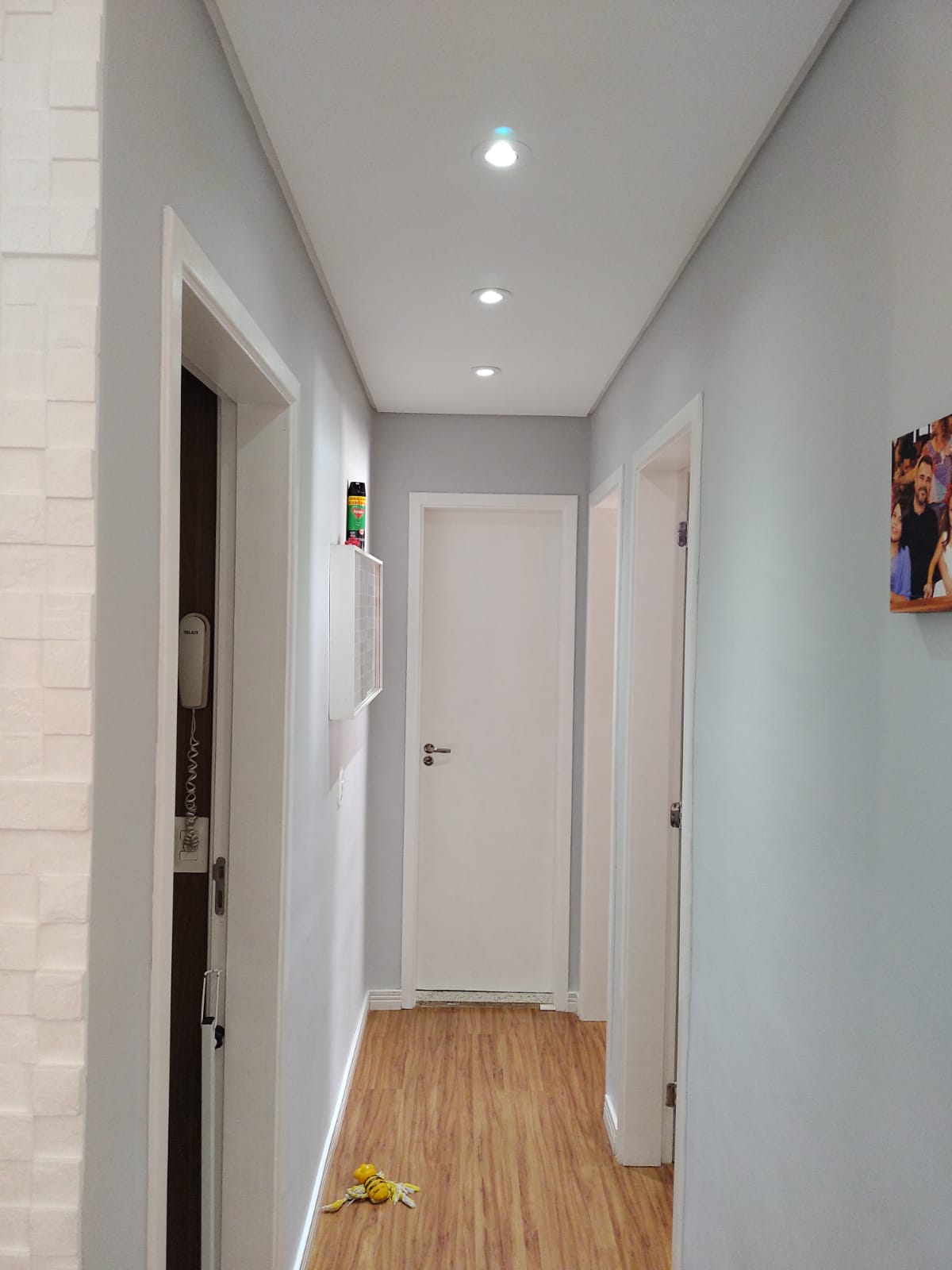  Apartamento Aconchegante e Mobiliado – 2 Dormitórios  Zona Norte  – 54m²  ✨ Pronto para morar! Este lindo apartamento combina conforto, praticidade  Localizado em  Zona Norte, é perfeito para quem busca qualidade de vida e bem-estar.   Área útil: 54 m²  2 dormitórios  1 vaga de garagem,  Sala de TV integrada à sala de jantar  Cozinha equipada  com fogão, forno e exaustor  Charmosa sacada.