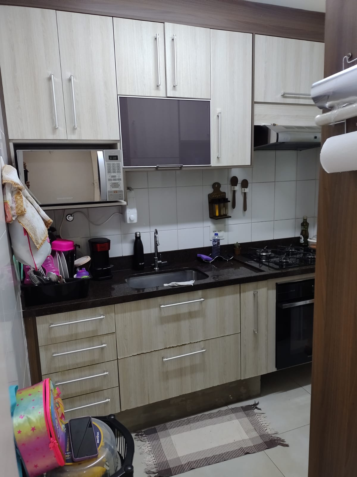  Apartamento Aconchegante e Mobiliado – 2 Dormitórios  Zona Norte  – 54m²  ✨ Pronto para morar! Este lindo apartamento combina conforto, praticidade  Localizado em  Zona Norte, é perfeito para quem busca qualidade de vida e bem-estar.   Área útil: 54 m²  2 dormitórios  1 vaga de garagem,  Sala de TV integrada à sala de jantar  Cozinha equipada  com fogão, forno e exaustor  Charmosa sacada.