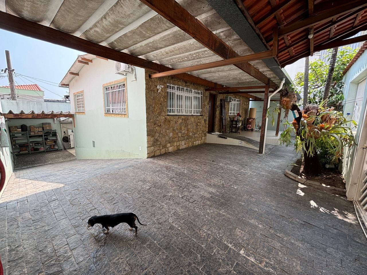  Casa Térrea Mobiliada com 257m²  3 Suítes  5 Vagas,    Se você busca conforto, praticidade e uma localização privilegiada, esta é a casa ideal para você! Totalmente mobiliada e com espaços amplos, o imóvel oferece o equilíbrio perfeito entre bem-estar e conveniência.Casa térrea com nível inferior adicional, acessível por rampa dos dois lados e internamente por escada .