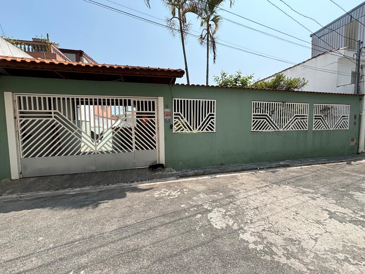  Casa Térrea Mobiliada com 257m²  3 Suítes  5 Vagas,    Se você busca conforto, praticidade e uma localização privilegiada, esta é a casa ideal para você! Totalmente mobiliada e com espaços amplos, o imóvel oferece o equilíbrio perfeito entre bem-estar e conveniência.Casa térrea com nível inferior adicional, acessível por rampa dos dois lados e internamente por escada .