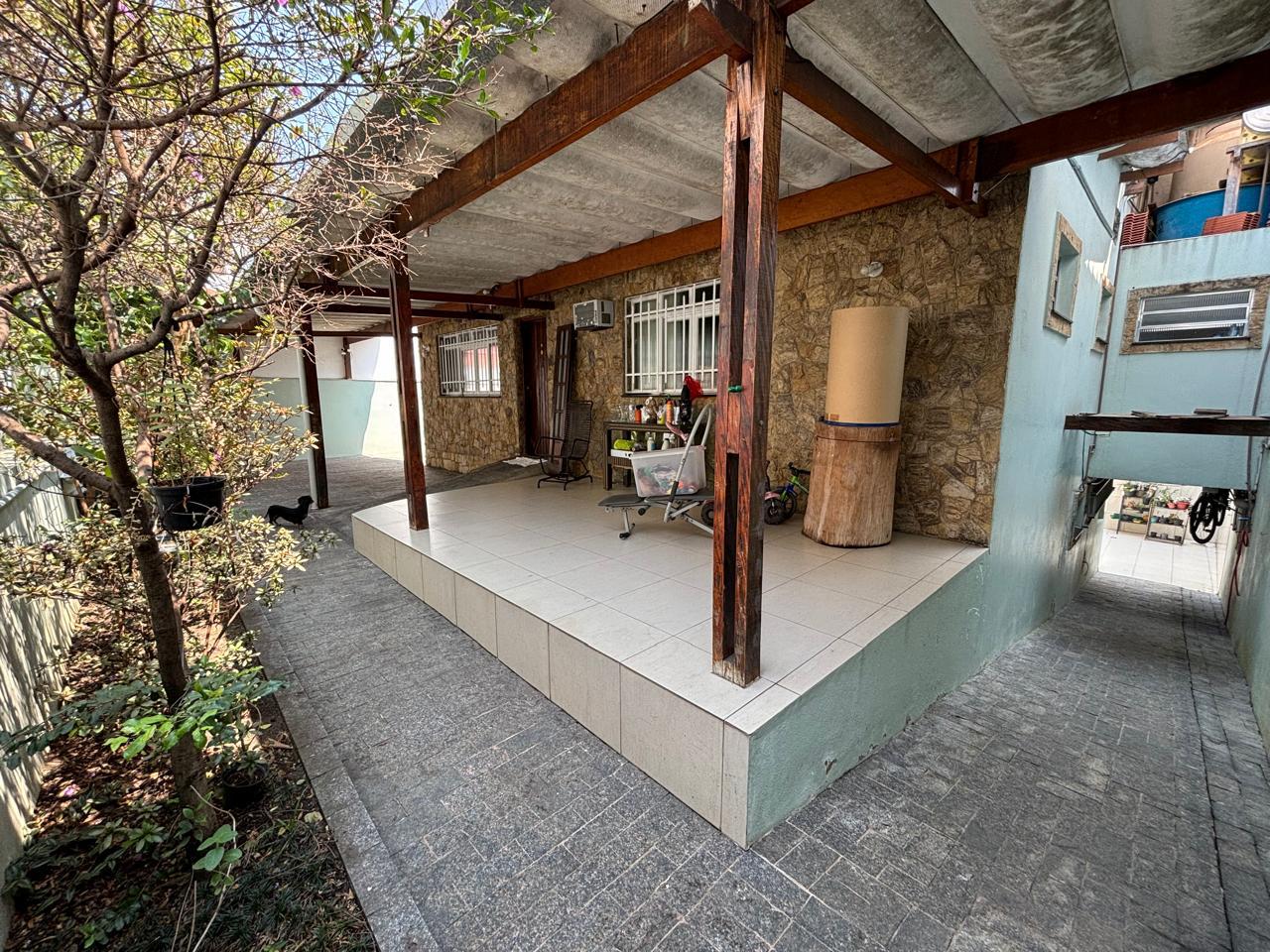  Casa Térrea Mobiliada com 257m²  3 Suítes  5 Vagas,    Se você busca conforto, praticidade e uma localização privilegiada, esta é a casa ideal para você! Totalmente mobiliada e com espaços amplos, o imóvel oferece o equilíbrio perfeito entre bem-estar e conveniência.Casa térrea com nível inferior adicional, acessível por rampa dos dois lados e internamente por escada .
