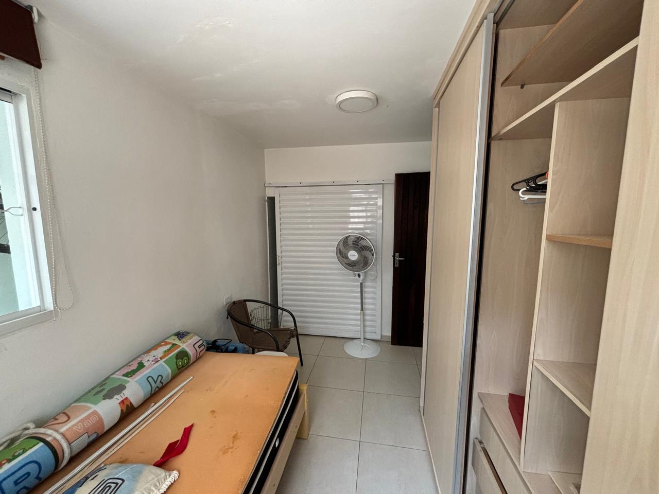  Casa Térrea Mobiliada com 257m²  3 Suítes  5 Vagas,    Se você busca conforto, praticidade e uma localização privilegiada, esta é a casa ideal para você! Totalmente mobiliada e com espaços amplos, o imóvel oferece o equilíbrio perfeito entre bem-estar e conveniência.Casa térrea com nível inferior adicional, acessível por rampa dos dois lados e internamente por escada .