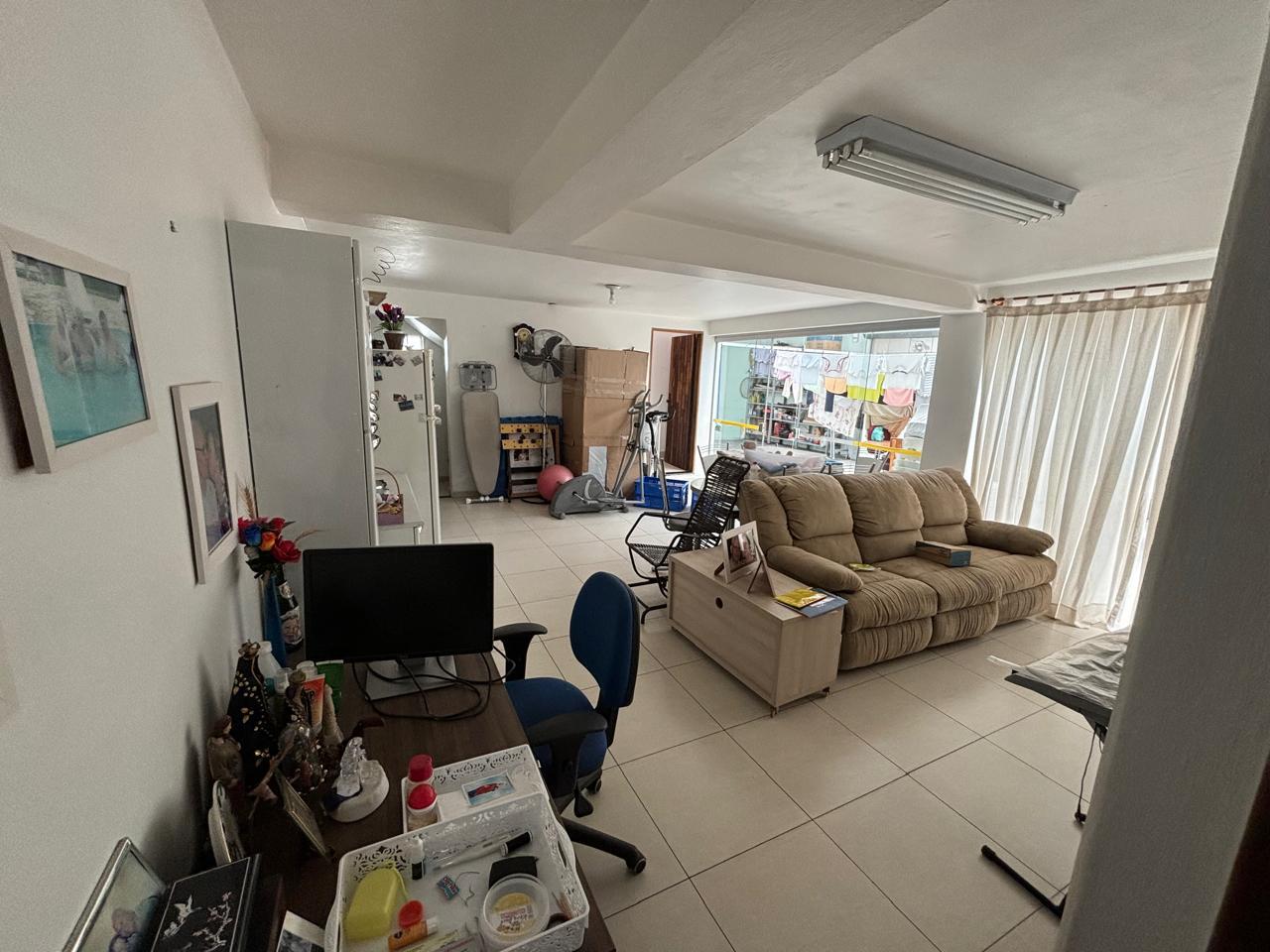  Casa Térrea Mobiliada com 257m²  3 Suítes  5 Vagas,    Se você busca conforto, praticidade e uma localização privilegiada, esta é a casa ideal para você! Totalmente mobiliada e com espaços amplos, o imóvel oferece o equilíbrio perfeito entre bem-estar e conveniência.Casa térrea com nível inferior adicional, acessível por rampa dos dois lados e internamente por escada .
