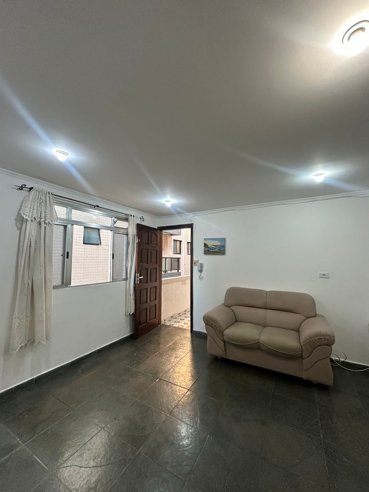  APARTAMENTO À VENDA – BOQUEIRÃO, PRAIA GRANDE Próximo à Praça da Paz e a poucos minutos da praia!  ✨ Descrição do Imóvel: Apartamento aconchegante, ideal para quem busca conforto e ótima localização no litoral.   2 dormitórios 42M²   Próximo da praia   Região excelente, com comércios, mobilidade e lazer.