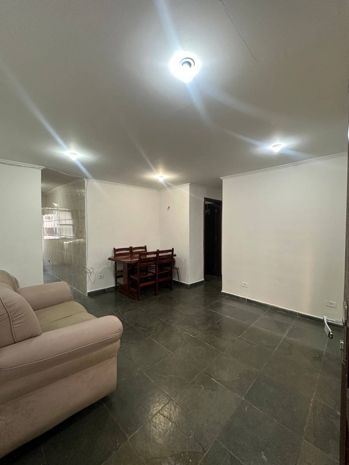  APARTAMENTO À VENDA – BOQUEIRÃO, PRAIA GRANDE Próximo à Praça da Paz e a poucos minutos da praia!  ✨ Descrição do Imóvel: Apartamento aconchegante, ideal para quem busca conforto e ótima localização no litoral.   2 dormitórios 42M²   Próximo da praia   Região excelente, com comércios, mobilidade e lazer.