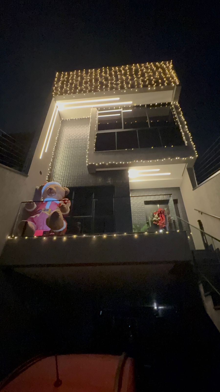  CASA ALTO PADRÃO À VENDA – Jardim Nossa Senhora do Carmo  Zona Leste – SP   Valor: R$ 1.400.000,00  Aceito carro, moto, jet ski ou terreno na Permuta como parte do pagamento  ✨ Imóvel Exclusivo, Moderno e Sofisticado Esta residência de alto padrão foi construída há apenas 1 ano e reúne tudo o que há de melhor em conforto, design e qualidade de vida. 