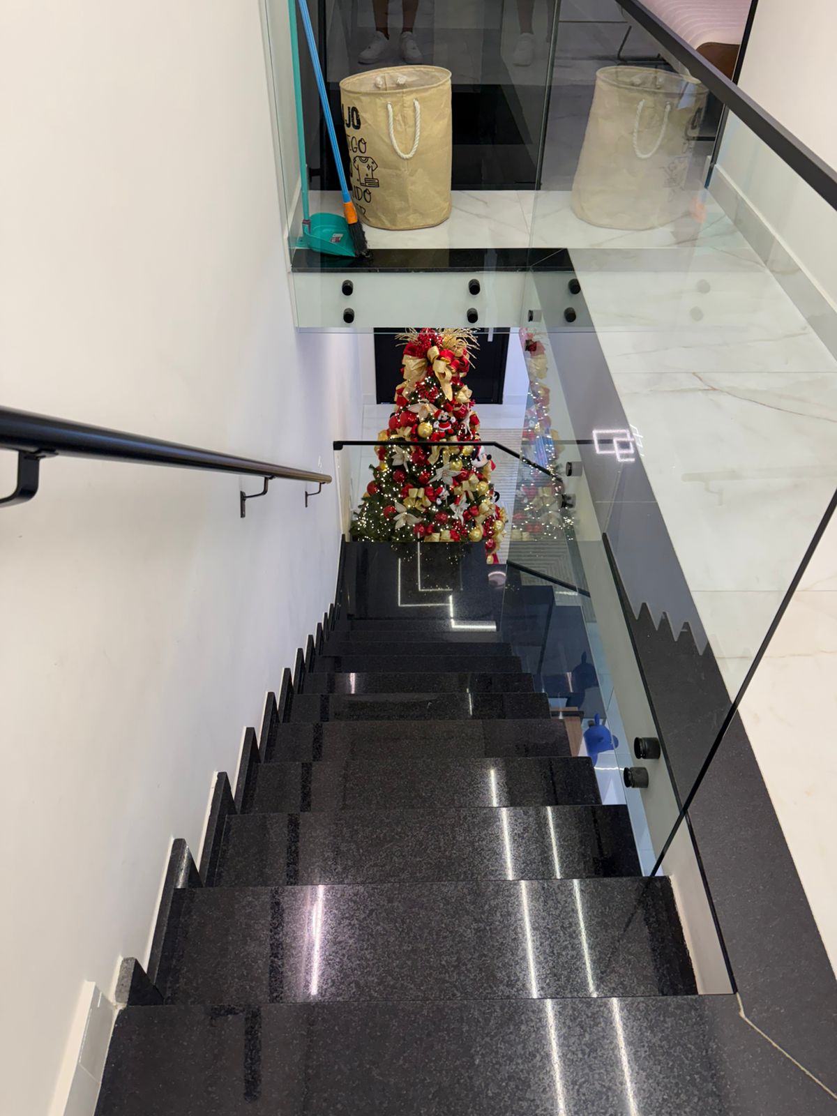  CASA ALTO PADRÃO À VENDA – Jardim Nossa Senhora do Carmo  Zona Leste – SP   Valor: R$ 1.400.000,00  Aceito carro, moto, jet ski ou terreno na Permuta como parte do pagamento  ✨ Imóvel Exclusivo, Moderno e Sofisticado Esta residência de alto padrão foi construída há apenas 1 ano e reúne tudo o que há de melhor em conforto, design e qualidade de vida. 