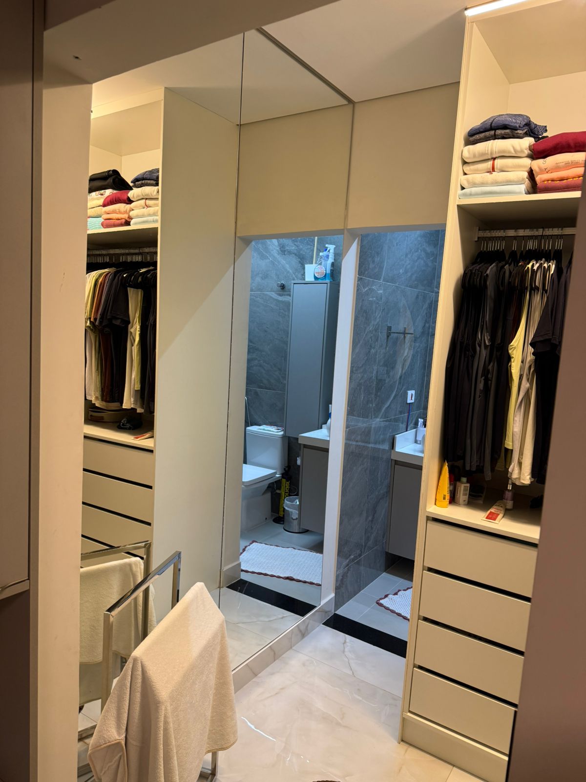  CASA ALTO PADRÃO À VENDA – Jardim Nossa Senhora do Carmo  Zona Leste – SP   Valor: R$ 1.400.000,00  Aceito carro, moto, jet ski ou terreno na Permuta como parte do pagamento  ✨ Imóvel Exclusivo, Moderno e Sofisticado Esta residência de alto padrão foi construída há apenas 1 ano e reúne tudo o que há de melhor em conforto, design e qualidade de vida. 