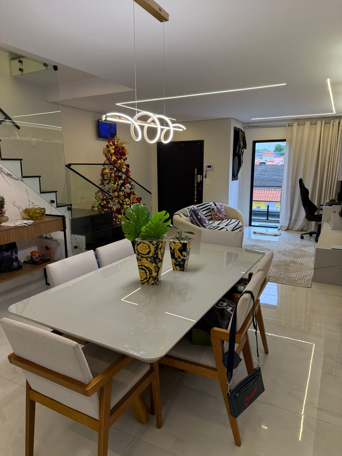  CASA ALTO PADRÃO À VENDA – Jardim Nossa Senhora do Carmo  Zona Leste – SP   Valor: R$ 1.400.000,00  Aceito carro, moto, jet ski ou terreno na Permuta como parte do pagamento  ✨ Imóvel Exclusivo, Moderno e Sofisticado Esta residência de alto padrão foi construída há apenas 1 ano e reúne tudo o que há de melhor em conforto, design e qualidade de vida. 