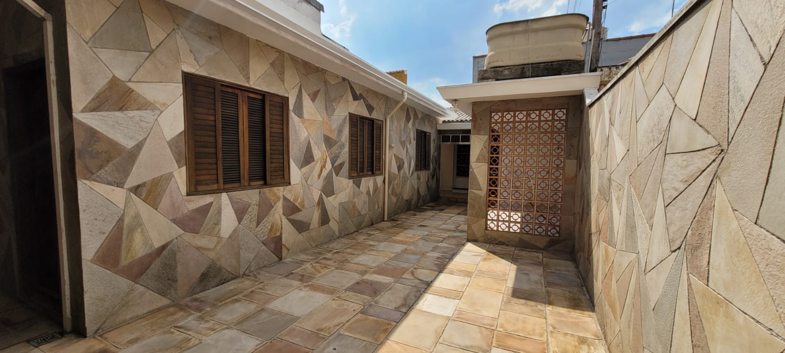  EXCELENTE CASA À VENDA  VILA BRASIL   ideal para quem busca espaço, conforto e ótima localização.  ✨ Características do imóvel:  3 dormitórios  Sala ampla  Cozinha  Lavanderia  2 banheiros  Salão grande excelente para festas, área gourmet ou comércio, Garagem para até 3 carros.