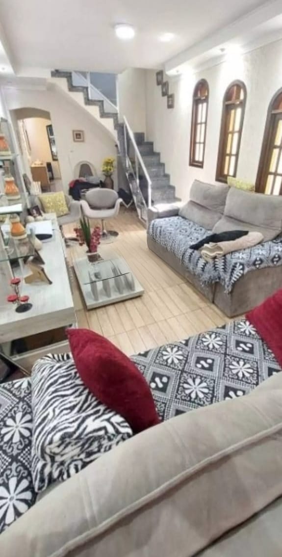  EXCELENTE CASA À VENDA  ITAQUERA  Rua Victorio Santim  Imóvel espaçoso, muito bem distribuído e com excelente padrão de construção, ideal para quem busca conforto, lazer e ótima localização.  ✨   Área construída: 191 m²  04 dormitórios, sendo 01 suíte  03 banheiros  02 salas - sala de estar e sala de jantar  Cozinha ampla  Lavanderia  Despensa  Área gourmet com churrasqueira.