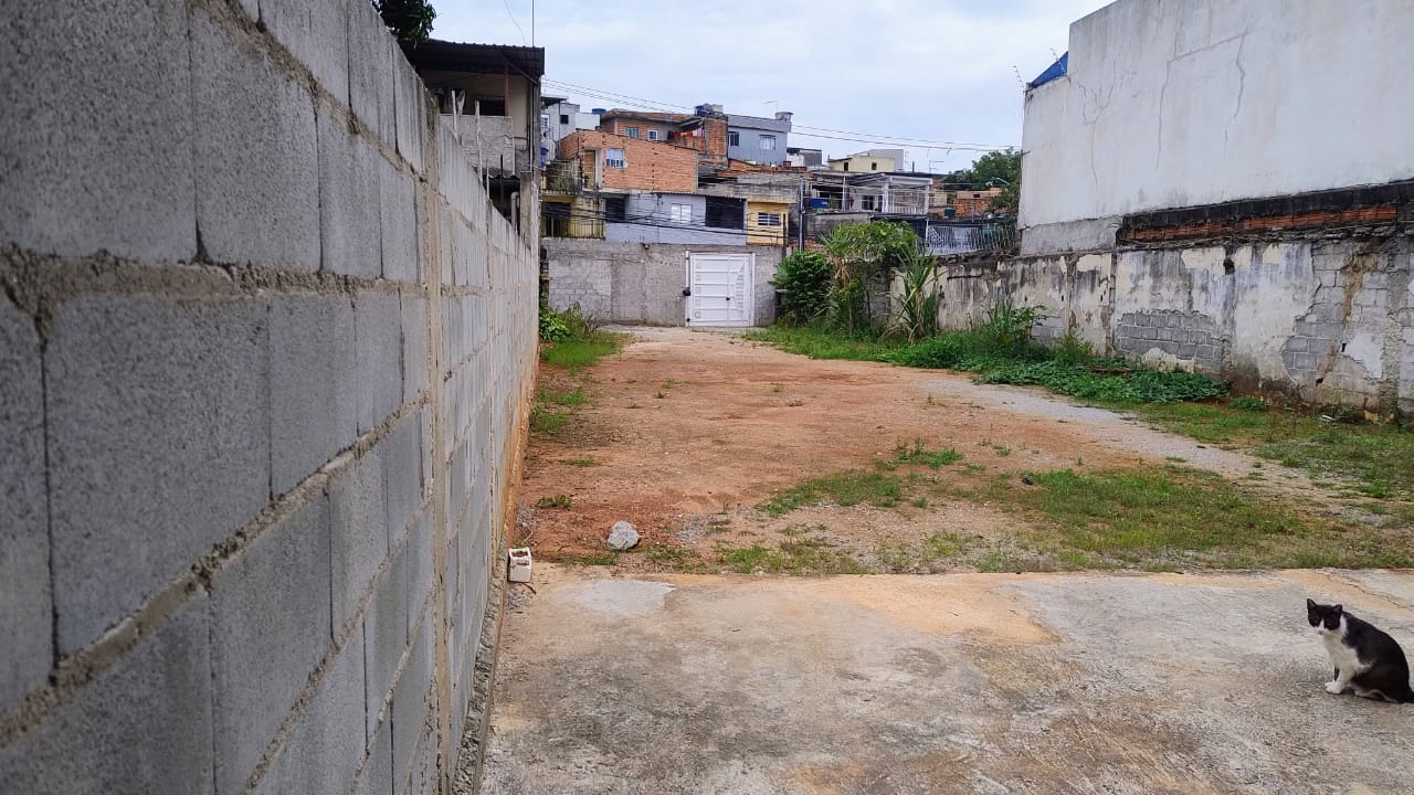  Terreno à Venda – Itaquera (Rua Damásio Pinto)  Excelente oportunidade para investimento ou construção!  Terreno com 470 m², medindo aproximadamente 10 metros de frente por 47 metros de fundo, localizado na Rua Damásio Pinto, em Itaquera.  ✅ Terreno plano ✅ Matrícula e escritura – documentação em ordem ✅ Ideal para construção residencial ou investimento ✅ Região com fácil acesso a comércios.