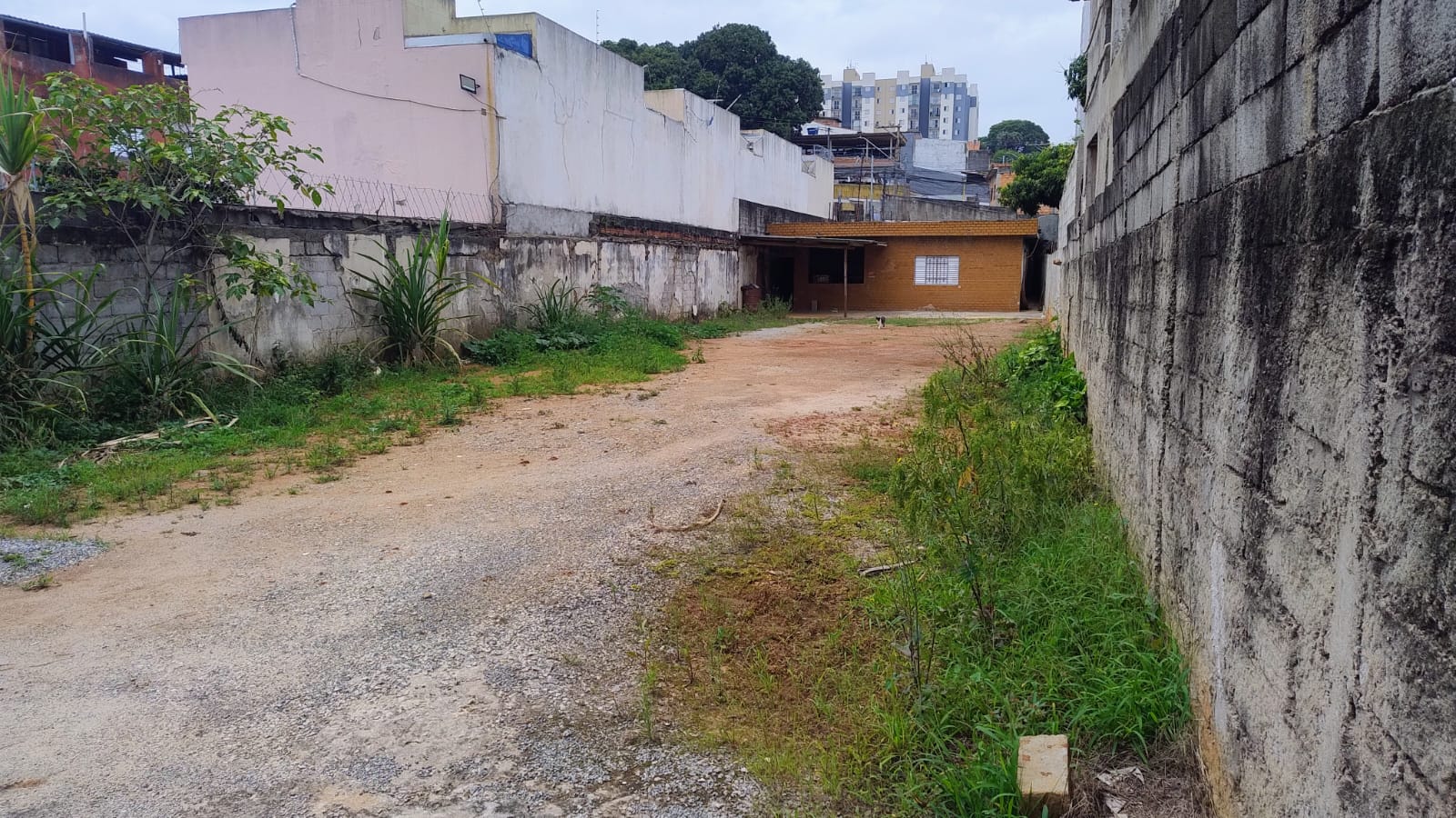  Terreno à Venda – Itaquera (Rua Damásio Pinto)  Excelente oportunidade para investimento ou construção!  Terreno com 470 m², medindo aproximadamente 10 metros de frente por 47 metros de fundo, localizado na Rua Damásio Pinto, em Itaquera.  ✅ Terreno plano ✅ Matrícula e escritura – documentação em ordem ✅ Ideal para construção residencial ou investimento ✅ Região com fácil acesso a comércios.