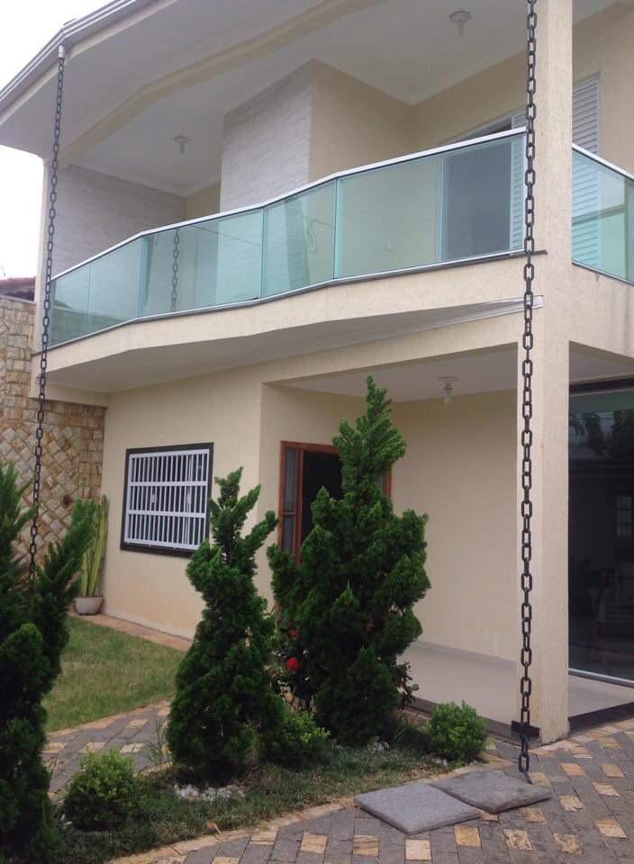  Casa à Venda em Praia Grande – Apenas 80 metros da praia!  Detalhes do imóvel:  4 suítes  Garagem para até 5 carros  Terreno com 12 x 20 metros  Imóvel amplo, ideal para família grande ou renda com locação   Facilidade de pagamento:  Aceita R$ 250.000,00 de entrada  Saldo parcelado (a combinar).