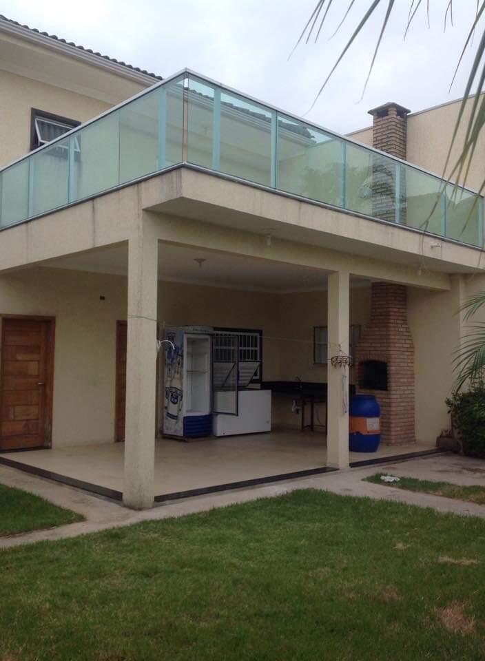  Casa à Venda em Praia Grande – Apenas 80 metros da praia!  Detalhes do imóvel:  4 suítes  Garagem para até 5 carros  Terreno com 12 x 20 metros  Imóvel amplo, ideal para família grande ou renda com locação   Facilidade de pagamento:  Aceita R$ 250.000,00 de entrada  Saldo parcelado (a combinar).