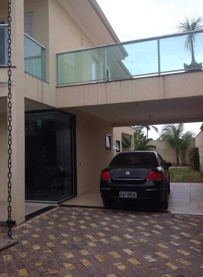  Casa à Venda em Praia Grande – Apenas 80 metros da praia!  Detalhes do imóvel:  4 suítes  Garagem para até 5 carros  Terreno com 12 x 20 metros  Imóvel amplo, ideal para família grande ou renda com locação   Facilidade de pagamento:  Aceita R$ 250.000,00 de entrada  Saldo parcelado (a combinar).