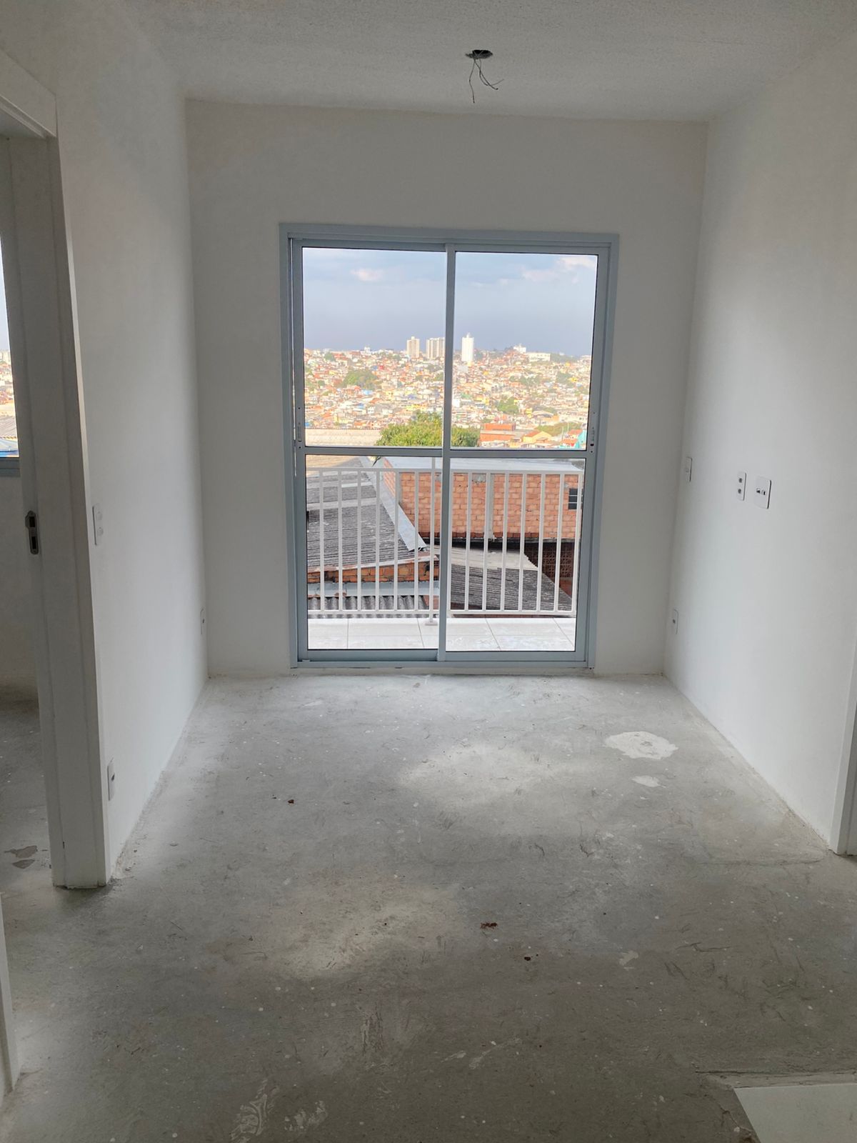 Apartamento à Venda – Carapicuíba  Excelente oportunidade para quem busca conforto e praticidade!  ✨ Características do imóvel: • Andar alto • 2 dormitórios • Sala de estar • Sala de jantar • Cozinha • Banheiro • Lavanderia • Varanda • 1 vaga de garagem.