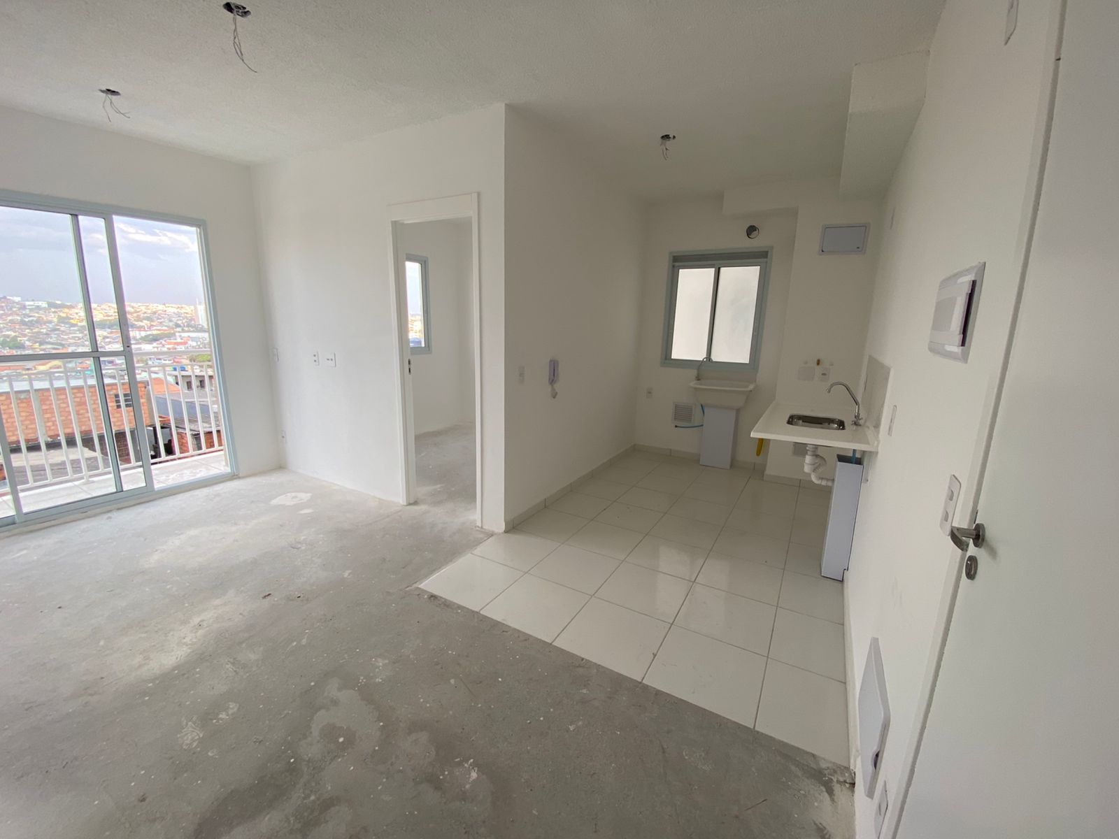 Apartamento à Venda – Carapicuíba  Excelente oportunidade para quem busca conforto e praticidade!  ✨ Características do imóvel: • Andar alto • 2 dormitórios • Sala de estar • Sala de jantar • Cozinha • Banheiro • Lavanderia • Varanda • 1 vaga de garagem.