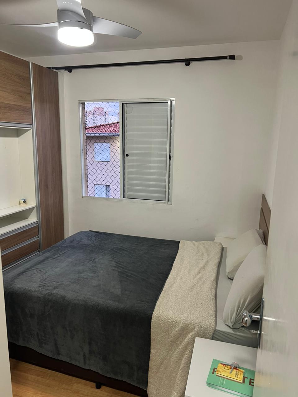 Apartamento Mobiliado à Venda em Carapicuíba - Pronto para Morar! Vendo excelente apartamento totalmente mobiliado, localizado em Carapicuíba, em condomínio tranquilo, ideal para quem busca conforto e praticidade. O imóvel conta com 1 vaga de garagem e está situado no 4° andar.