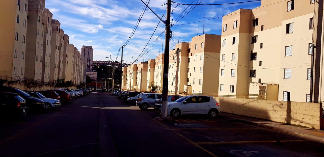  Apartamento à Venda em Carapicuíba – Ótima Localização  Excelente oportunidade para quem busca conforto, praticidade e fácil acesso ao transporte e comércio da região.   Área: 48 m²  Vaga: 1 vaga de garagem  Portaria: 24 horas  ✨ Características do imóvel • 2 dormitórios com guarda-roupa • Sala de estar com planejados • Cozinha planejada • Sala de jantar • 1 banheiro • Porta eletrônica.