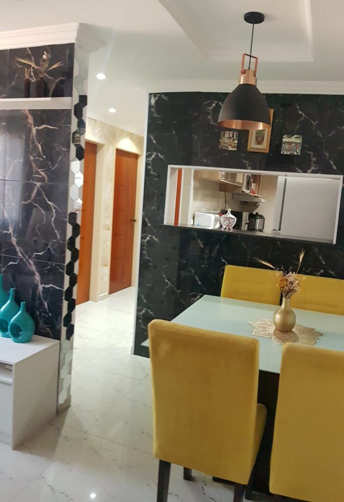  Apartamento à Venda em Carapicuíba – Ótima Localização  Excelente oportunidade para quem busca conforto, praticidade e fácil acesso ao transporte e comércio da região.   Área: 48 m²  Vaga: 1 vaga de garagem  Portaria: 24 horas  ✨ Características do imóvel • 2 dormitórios com guarda-roupa • Sala de estar com planejados • Cozinha planejada • Sala de jantar • 1 banheiro • Porta eletrônica.