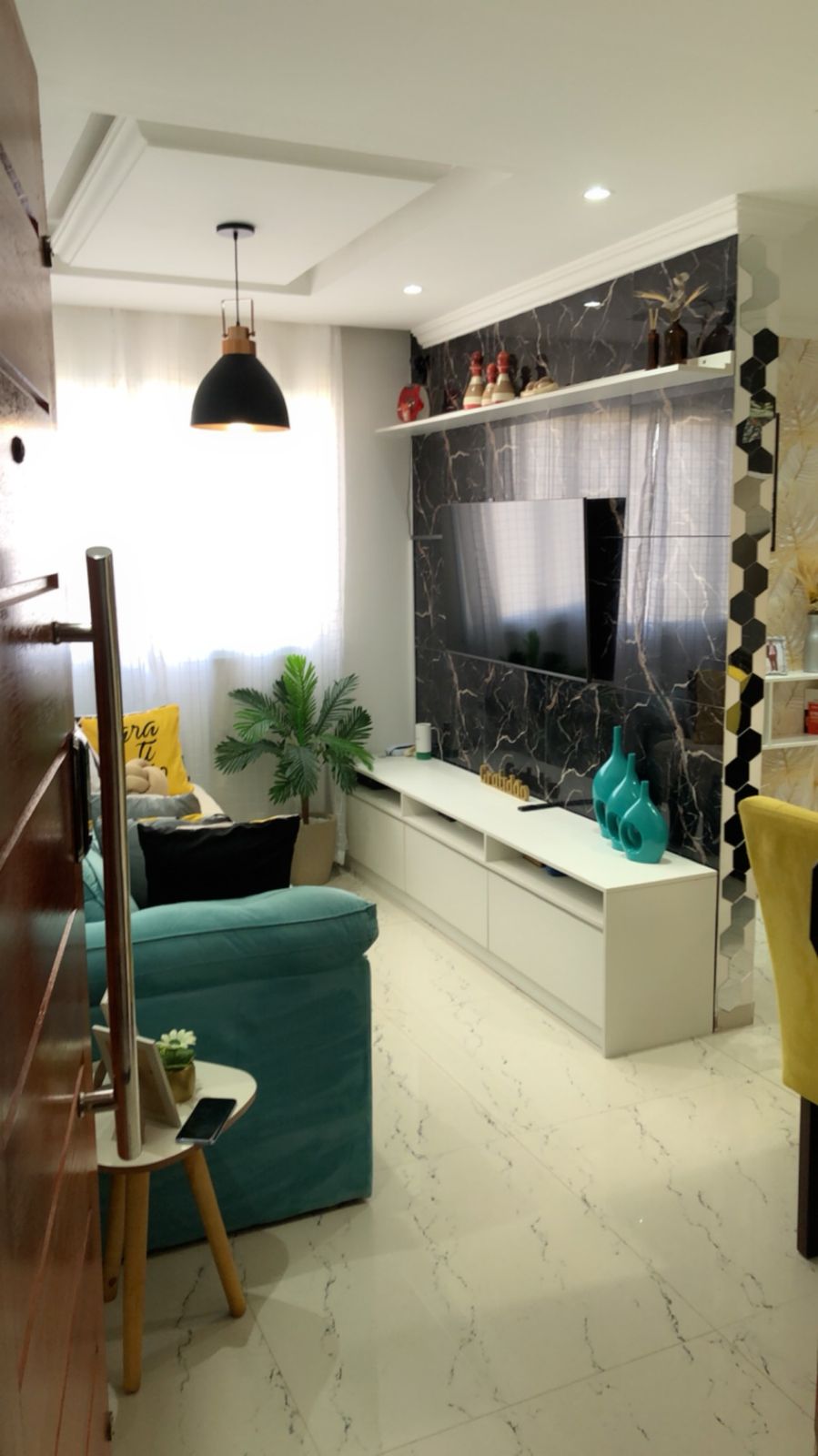  Apartamento à Venda em Carapicuíba – Ótima Localização  Excelente oportunidade para quem busca conforto, praticidade e fácil acesso ao transporte e comércio da região.   Área: 48 m²  Vaga: 1 vaga de garagem  Portaria: 24 horas  ✨ Características do imóvel • 2 dormitórios com guarda-roupa • Sala de estar com planejados • Cozinha planejada • Sala de jantar • 1 banheiro • Porta eletrônica.