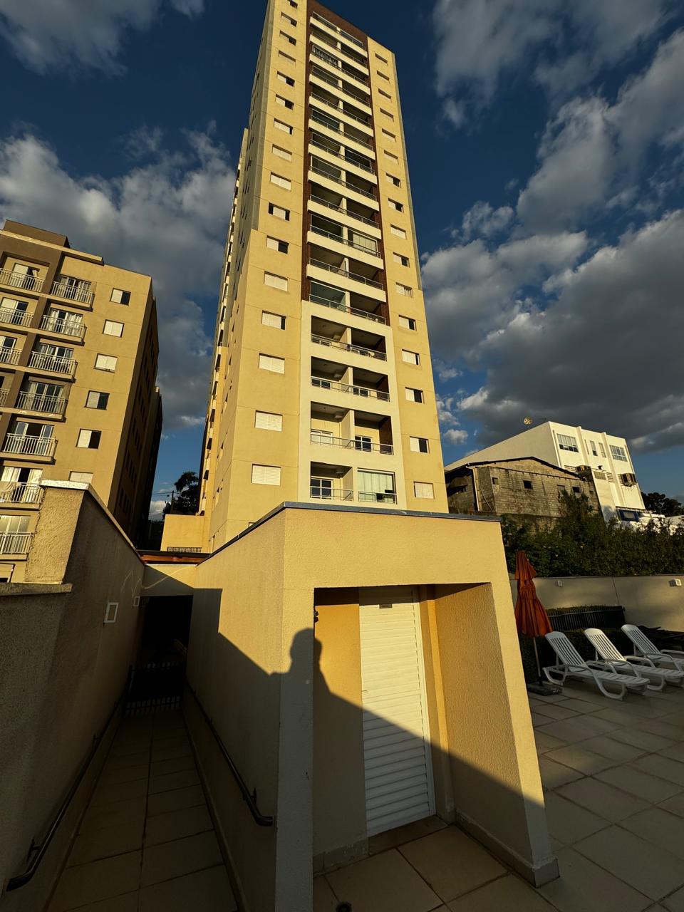  Apartamento à Venda em Carapicuíba – Ótima Oportunidade!  Se você procura um apartamento bem localizado e com ótimo custo-benefício, essa é uma excelente opção!  ✨ Características do imóvel: • 2 dormitórios • Sala confortável • Cozinha funcional • Banheiro • Lavanderia • Sacada • 1 vaga de garagem.